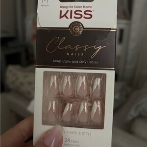 KISS Medium Coffin White Gold V French Design press on nails